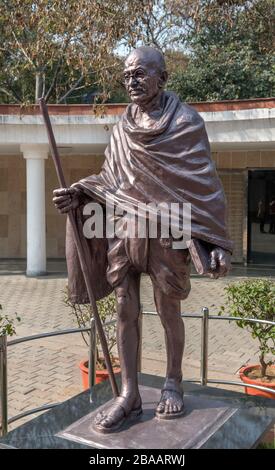 Statua del Mahatma Gandhi a Raj Ghat, Nuova Delhi, India Foto Stock