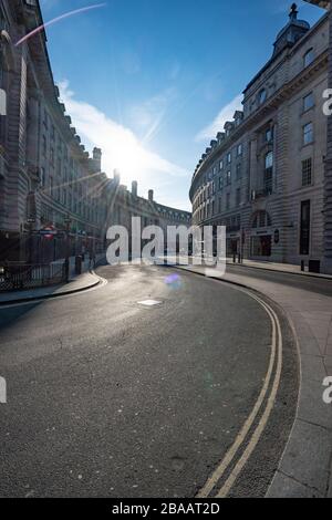 Londra, Regno Unito. Giovedì, 26 marzo, 2020. Una Regent Street, quasi deserta, nel centro di Londra dopo che il governo ha dichiarato una parziale chiusura a chiave nel Regno Unito. Foto: Roger Garfield/Alamy Live News Foto Stock