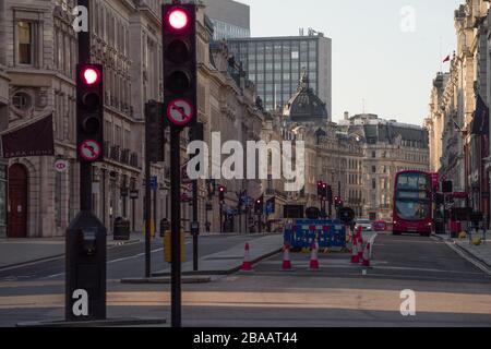 Londra, Regno Unito. Giovedì, 26 marzo, 2020. Una Regent Street, quasi deserta, nel centro di Londra dopo che il governo ha dichiarato una parziale chiusura a chiave nel Regno Unito. Foto: Roger Garfield/Alamy Live News Foto Stock