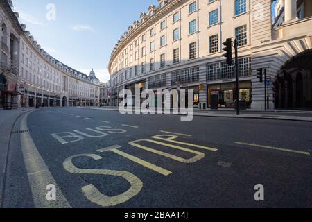 Londra, Regno Unito. Giovedì, 26 marzo, 2020. Una Regent Street, quasi deserta, nel centro di Londra dopo che il governo ha dichiarato una parziale chiusura a chiave nel Regno Unito. Foto: Roger Garfield/Alamy Live News Foto Stock
