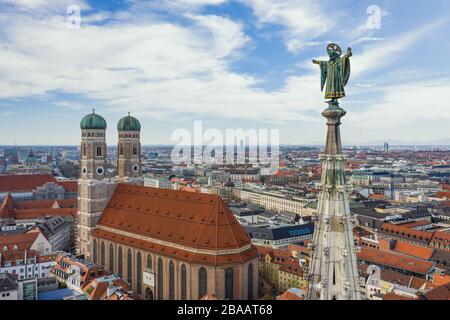 Muenchner Kindl e Frauenkirche a Monaco Foto Stock