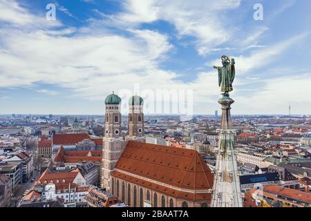 Muenchner Kindl e Frauenkirche a Monaco Foto Stock