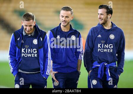 James Maddison di Leicester City (al centro) e ben Chilwell di Leicester City davanti alla partita Foto Stock