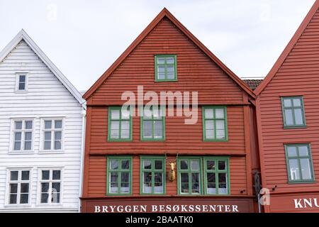 Bergen, Norvegia. Facciate di edifici a Bryggen - banchina anseatica. Gli edifici storici sono patrimonio dell'umanità dell'UNESCO. Finestre e tetti. Foto Stock