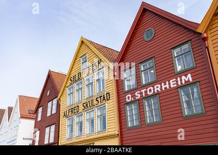 Bergen, Norvegia. Facciate di edifici a Bryggen - banchina anseatica. Gli edifici storici sono patrimonio dell'umanità dell'UNESCO. Vista ravvicinata. Foto Stock