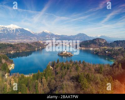 Vista panoramica sul lago di Bled in primavera in una giornata di sole. Vista dall'alto. Slovenia, Europa Foto Stock
