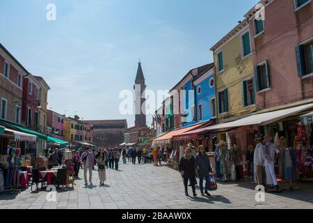 Burano / Venezia / Italia - 17 aprile 2019: Turisti shopping in un mercato, Burano Foto Stock