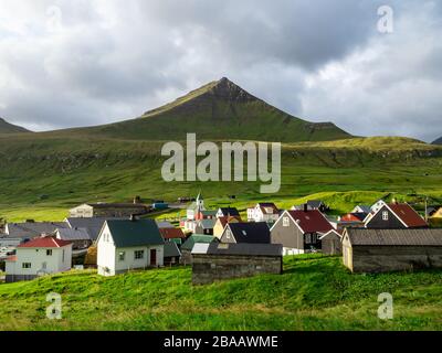 Isole Faroe, Eysturoy, Gjogv. Vista sulla città dalle pendici delle montagne che circondano il Gjogv. Vista panoramica di questo idilliaco villaggio. Foto Stock