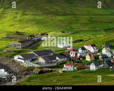 Isole Faroe, Eysturoy, Gjogv. Vista sulla città dalle pendici delle montagne che circondano il Gjogv. Vista panoramica di questo idilliaco villaggio. Foto Stock