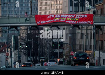 Grande banner chiede di rimanere a casa, chiede solidarietà, Alfredstrasse, B224, effetti della pandemia di coronavirus in Germania, Essen Foto Stock