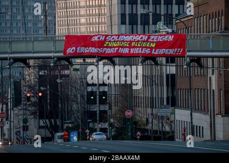 Grande banner chiede di rimanere a casa, chiede solidarietà, Alfredstrasse, B224, effetti della pandemia di coronavirus in Germania, Essen Foto Stock