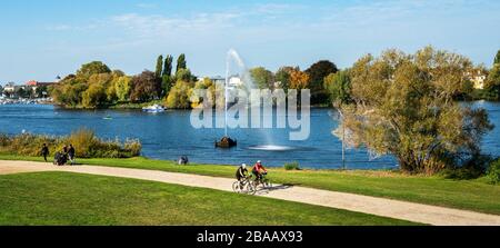 jogging, famiglie, ciclisti e escursionisti al wannsee di berlino e potsdam Foto Stock