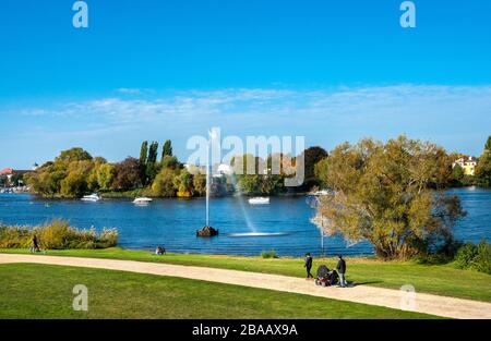 jogging, famiglie, ciclisti e escursionisti al wannsee di berlino e potsdam Foto Stock