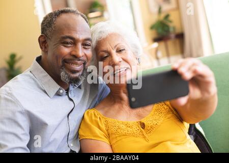 Coppia afroamericana che prende selfie Foto Stock
