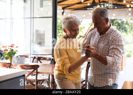 Caucasici senior coppia danzante a casa Foto Stock