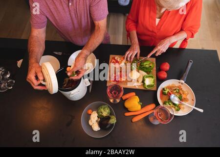 Caucasici senior coppia cucinare insieme a casa Foto Stock