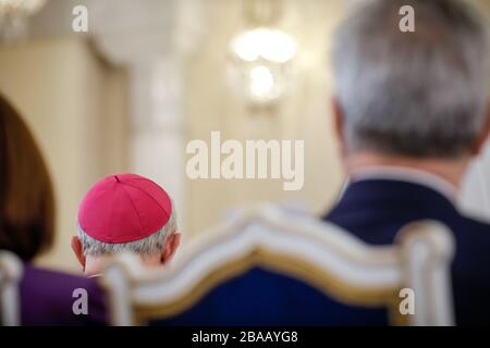 Dettagli con uno zucchetto - un piccolo, emisferico, forma-adatta skullcap ecclesiastico indossato dai chierici di varie chiese cattoliche sulla testa di A. Foto Stock