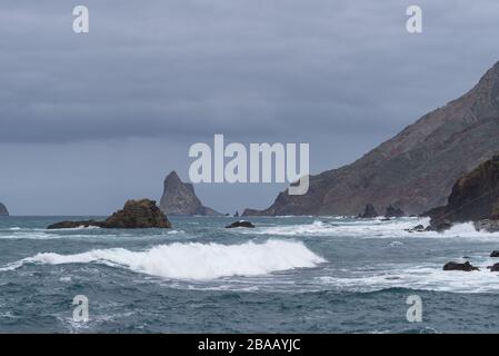 Vista sulle onde e sulla scogliera di Los Galiones vicino alla spiaggia di Roque de Las Bodegas nella zona di Taganana, Tenerife Island, Spagna Foto Stock