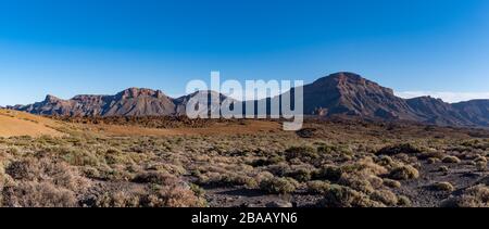 Vista sul campo di lava nella caldera del Parco Nazionale del Monte Teide, Tenerife, Isole Canarie, Spagna Foto Stock