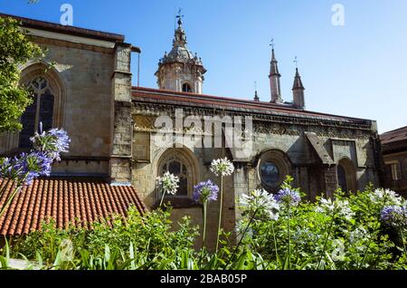 Hondarribia, Gipuzkoa, Paesi Baschi, Spagna - 18 luglio 2019 : Chiesa gotica e campanile barocco di Santa Maria de la Asunción y del Manzano. Foto Stock