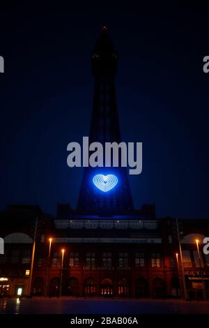 La Blackpool Tower è illuminata in blu in un gesto di grazie al duro personale NHS che stanno cercando di combattere il coronavirus. Un saluto nazionale per gli eroi dell'assistenza sanitaria di prima linea si svolge in tutto il Regno Unito con una serie di applausi da scalini, finestre e balconi il giovedì alle 20:00. Foto Stock