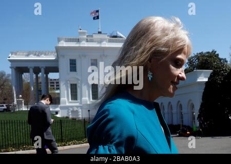 Washington DC, Stati Uniti. 26 marzo 2020. Il consigliere senior Kellyanne Conway cammina verso la Casa Bianca dopo aver parlato con i giornalisti a Washington, DC il 26 marzo 2020.Credit: Yuri Gripas/Pool via CNP /MediaPunch Credit: MediaPunch Inc/Alamy Live News Foto Stock