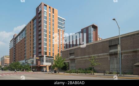 Street di fronte al centro commerciale East Campus della University of Wisconsin-Madison, Madison, Dane County, Wisconsin, Stati Uniti Foto Stock