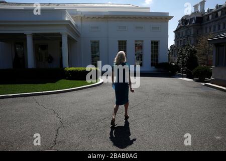 Washington DC, Stati Uniti. 26 marzo 2020. Il consigliere senior Kellyanne Conway cammina verso la Casa Bianca dopo aver parlato con i giornalisti a Washington, DC il 26 marzo 2020.Credit: Yuri Gripas/Pool via CNP /MediaPunch Credit: MediaPunch Inc/Alamy Live News Foto Stock