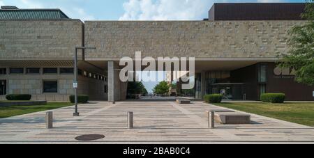 Bollards di fronte al Museo di Arte Chazen, Madison, Contea di Dane, Wisconsin, Stati Uniti Foto Stock