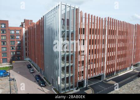 Il Whalebridge Car Park, parte della prima fase di riqualificazione dei Kimmerfields nel centro di Swindon. Foto Stock