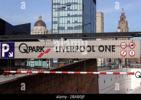 Parcheggio custodito Q-Park, cartello d'ingresso, Strand Street, Liverpool Foto Stock