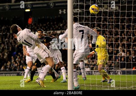 Gareth Bale di Tottenham Hotspur segna un proprio obiettivo mentre Luis Suarez celebra Liverpool Foto Stock