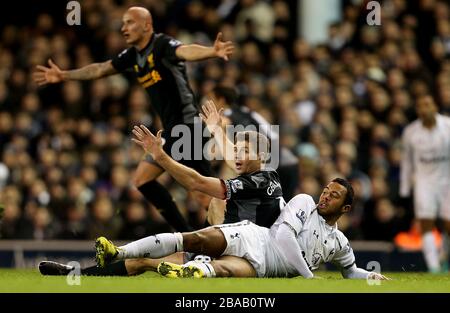 Steven Gerrard di Liverpool fa appello dopo essere stato sfidato da Mousa Dembele di Tottenham Hotspur Foto Stock