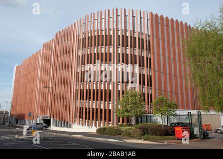 Il Whalebridge Car Park, parte della prima fase di riqualificazione dei Kimmerfields nel centro di Swindon. Foto Stock