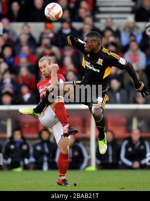 Simon Gillett della Foresta di Nottingham e Aaron McLean della città di Hull combattono per la palla Foto Stock