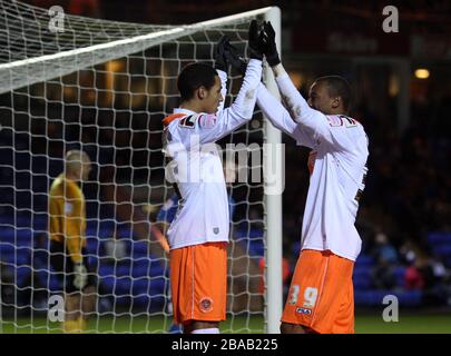 Thomas Ince di Blackpool festeggia il suo secondo obiettivo con il compagno di squadra Wes Thomas (a destra) Foto Stock