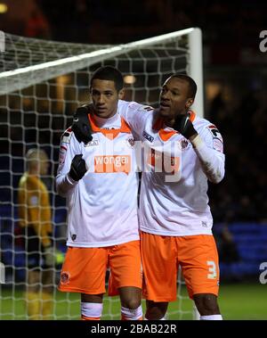 Thomas Ince di Blackpool festeggia il suo secondo obiettivo con il compagno di squadra Wes Thomas (a destra) Foto Stock