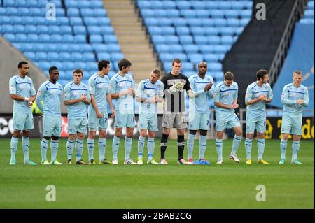 I giocatori di Coventry City osservano un minuto di applauso prima del gioco Foto Stock