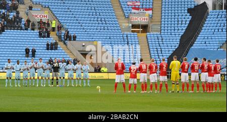 I giocatori di Coventry City e Morecambe osservano un minuto di applauso prima del gioco Foto Stock