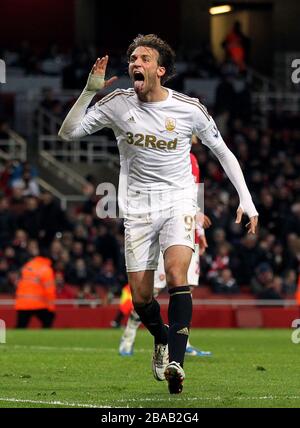 Miguel Michu di Swansea City celebra il suo primo obiettivo Foto Stock