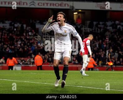 Miguel Michu di Swansea City celebra il suo primo obiettivo Foto Stock