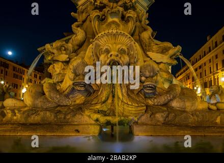 Fotografia notturna in Piazza del Pantheon. Particolare della fontana di Piazza della rotonda a Roma Foto Stock