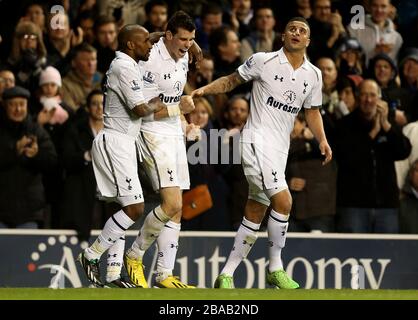 Gareth Bale (al centro) di Tottenham Hotspur celebra il suo obiettivo con Jermain Defoe (a sinistra) e Kyle Walker (a destra) Foto Stock