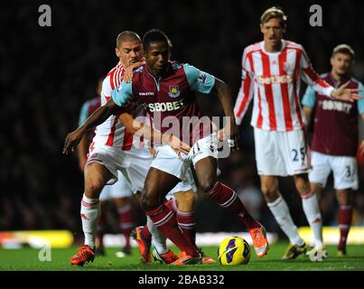 Modibo Maiga di West Ham United e Jonathan Walters di Stoke City Foto Stock
