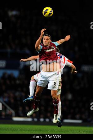 Andy Carroll di West Ham United e Ryan Shawcross di Stoke City Foto Stock