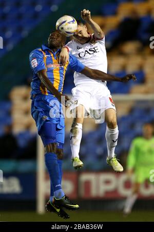 Marvin Morgan di Shrewsbury Town e Shaun Williams di Milton Keynes Dons Foto Stock