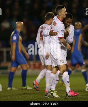 Milton Keynes Mons' Shaun Williams si congratula con il portiere Angelo Balanta Foto Stock