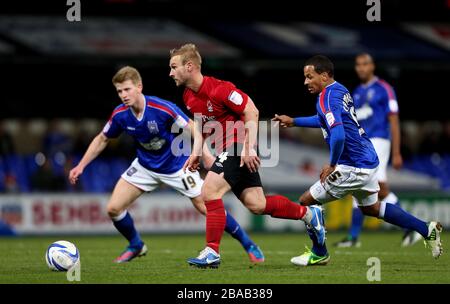 Simon Gillett della Foresta di Nottingham è inseguito da Luke Hyam (a sinistra) e Carlos Edwards (a destra) della città di Ipswich Foto Stock