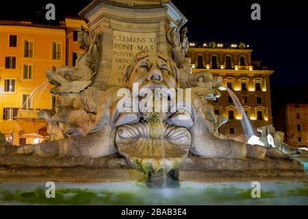 Fotografia notturna in Piazza del Pantheon. Particolare della fontana di Piazza della rotonda a Roma Foto Stock