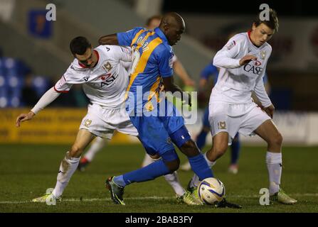 Marvin Morgan di Shrewsbury Town e Shaun Williams di Milton Keynes Dons Foto Stock